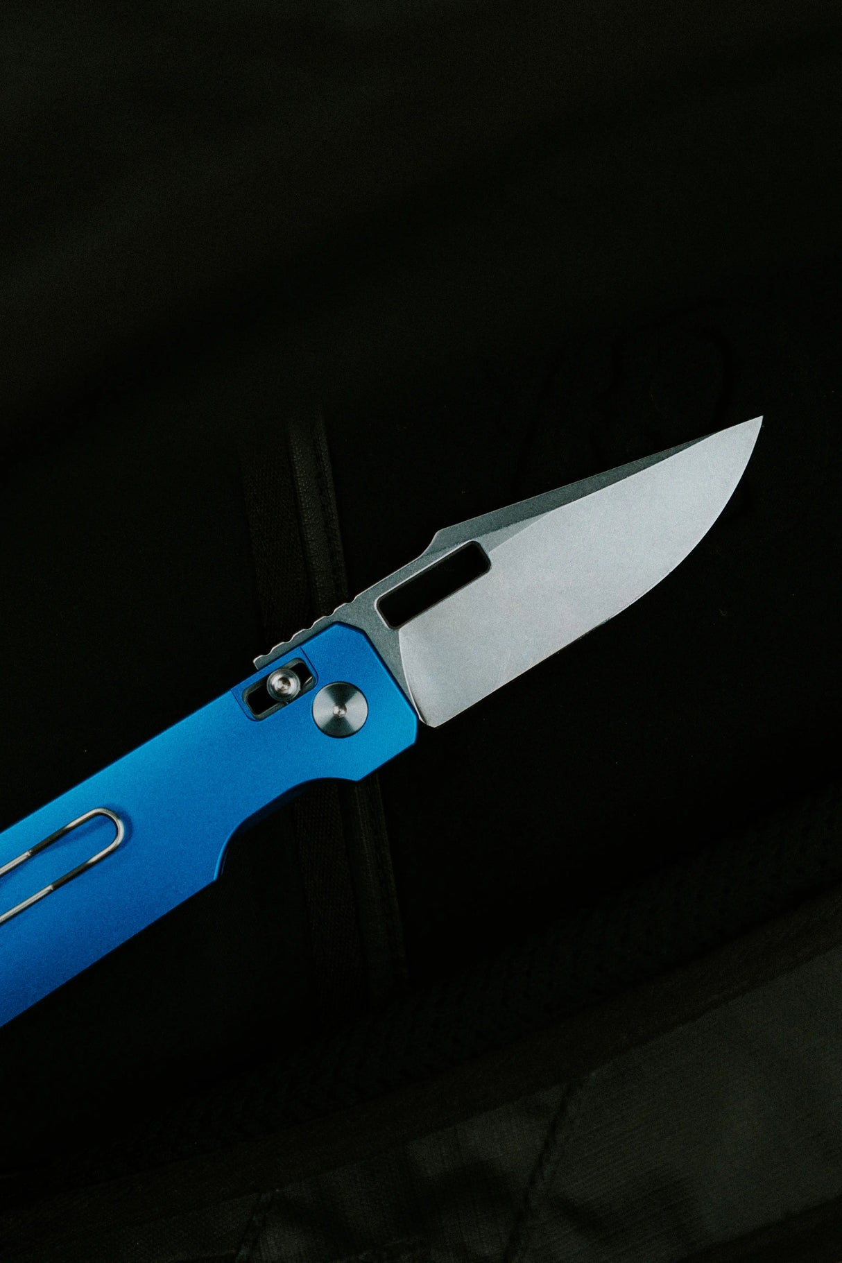 Aura Drop Point | Blue Aluminium + Stonewash 14C28N