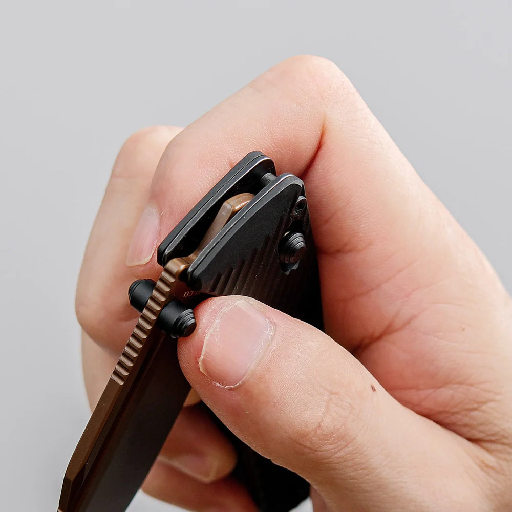 Vombat | Black Aluminium + Copper Dune M390 Clip Point - A4106