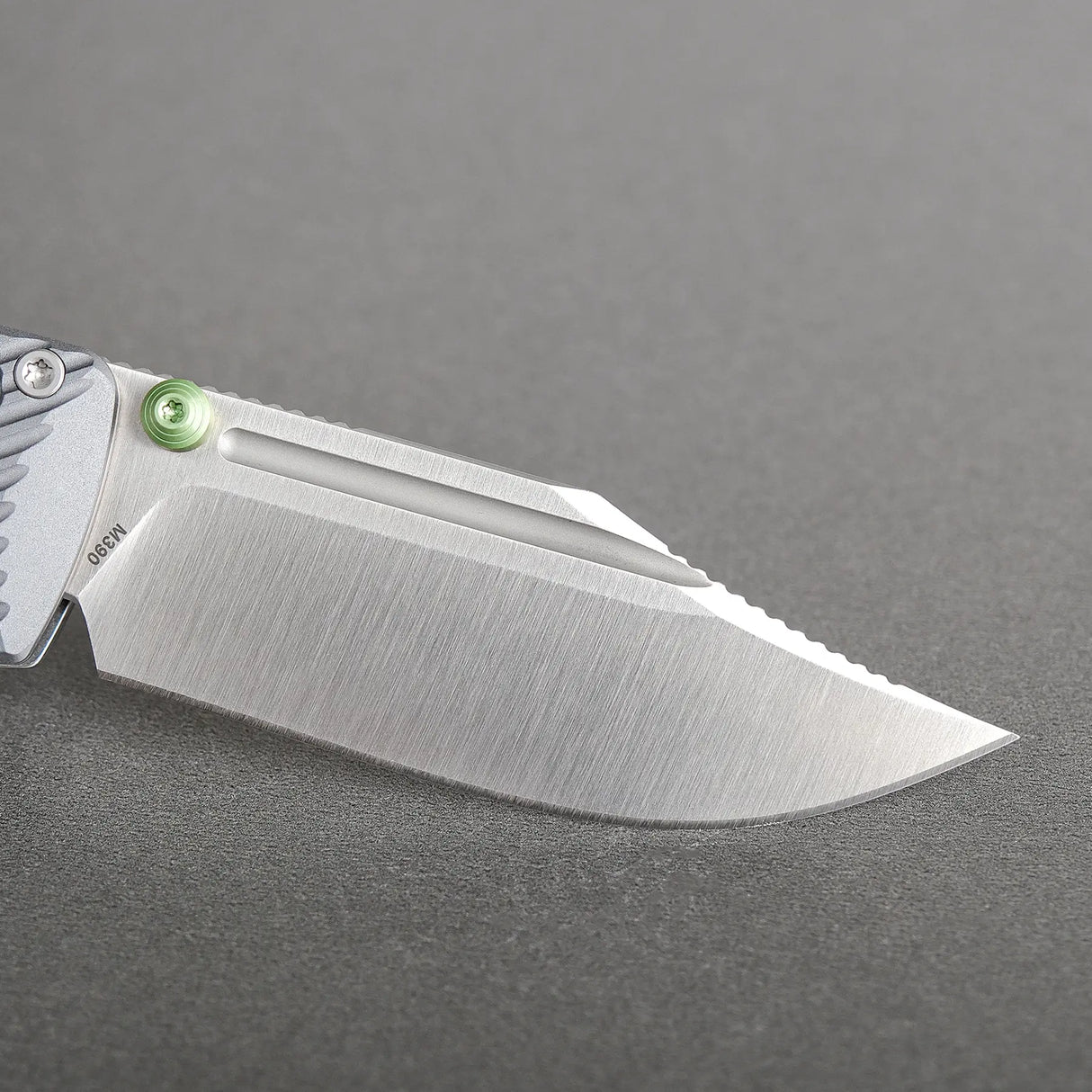 Vombat | Grey Aluminium + M390 Clip Point- A4101