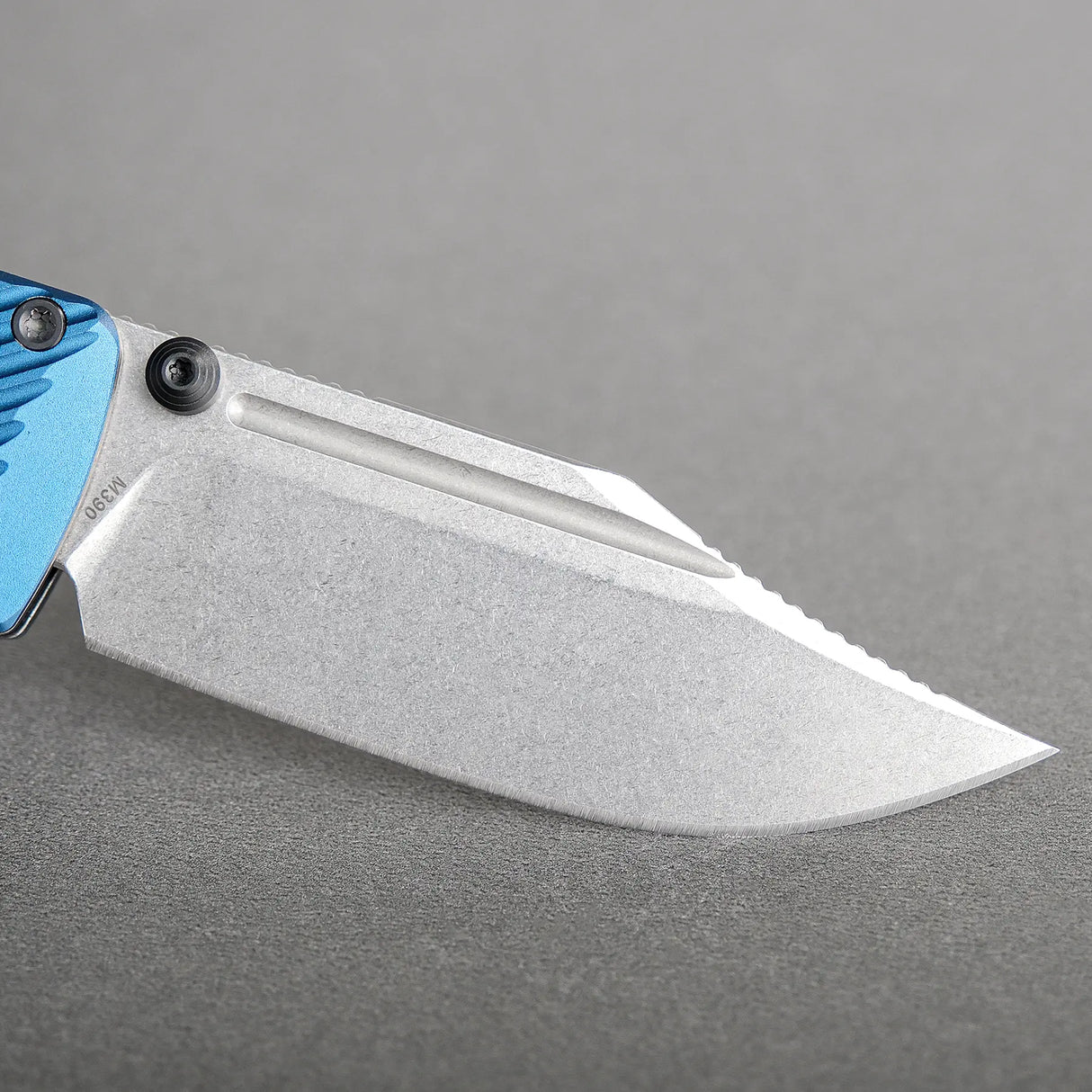 Vombat | Blue Aluminium + M390 Clip Point- A4108