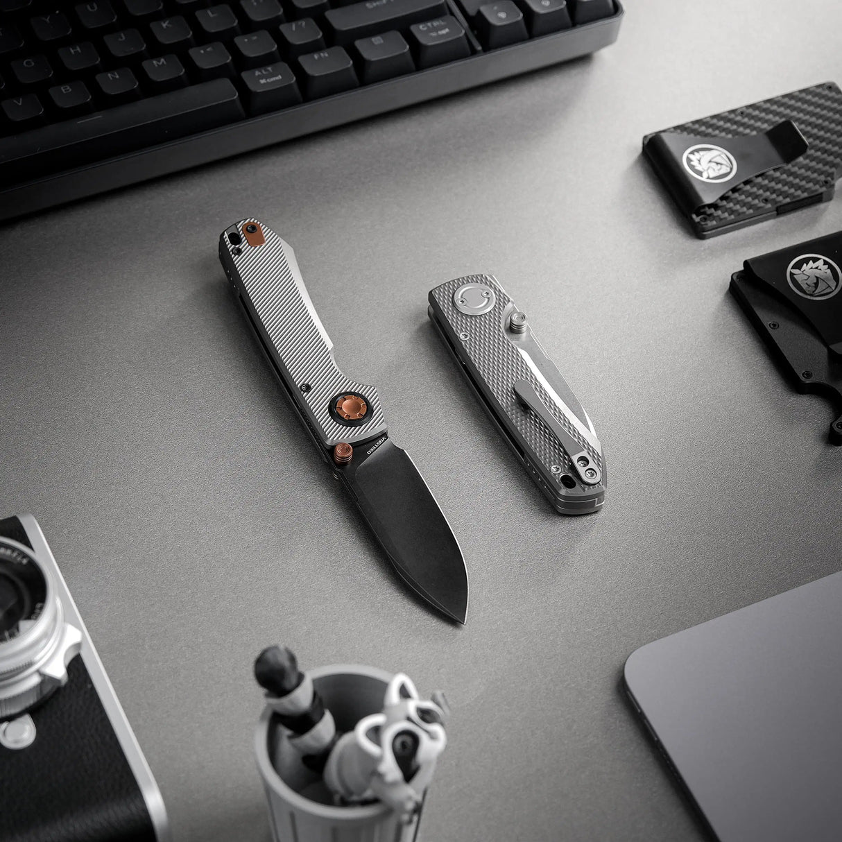 Raccoon V | Grey Titanium + Blackwashed Blade