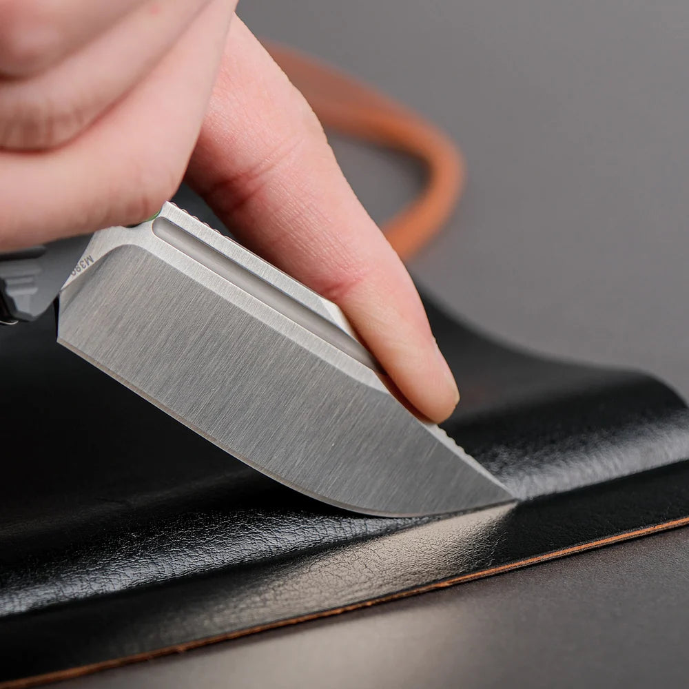 Vombat | Grey Aluminium + M390 Clip Point- A4101