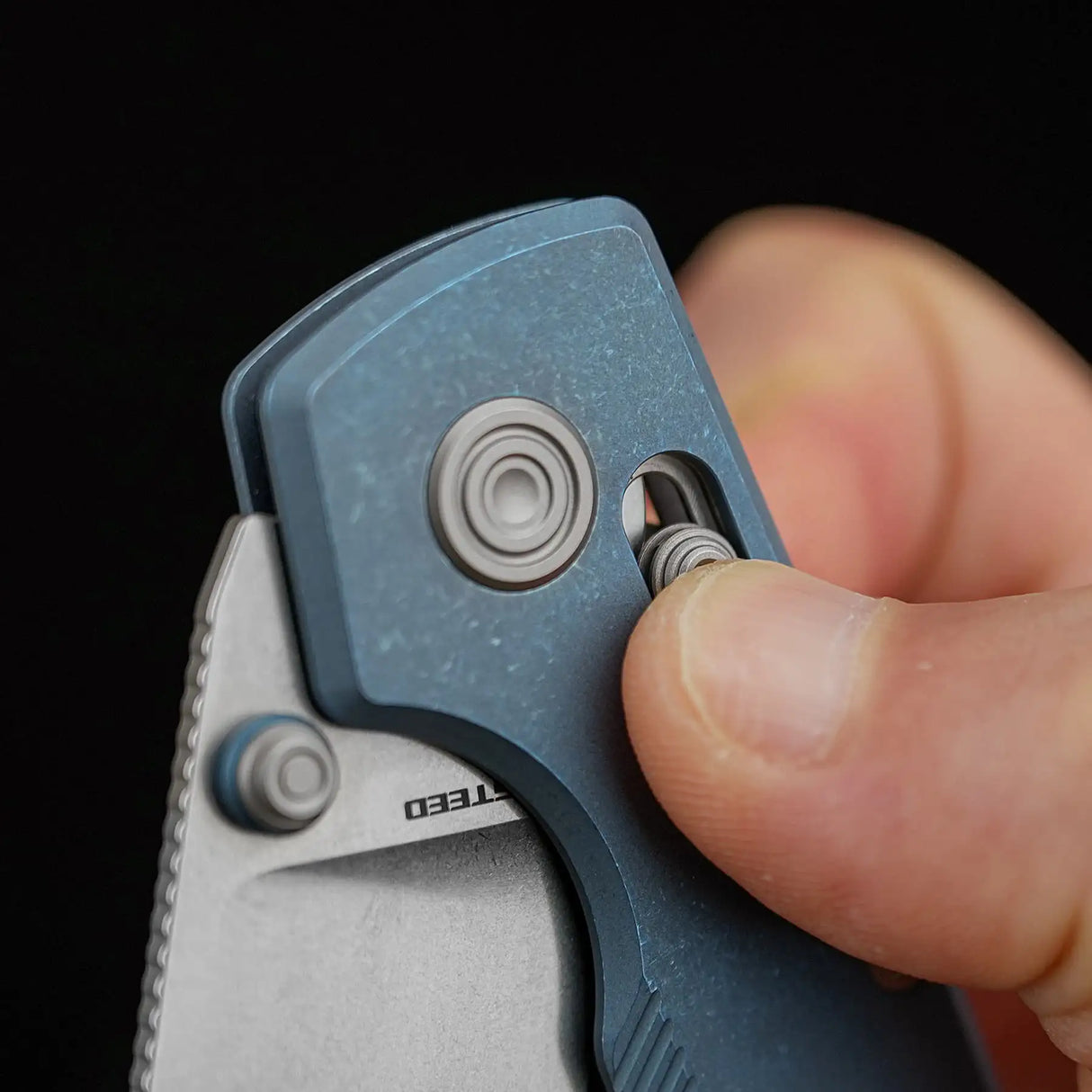 Raccoon TiSlim™ | Blue Ti + Stonewash 154CM